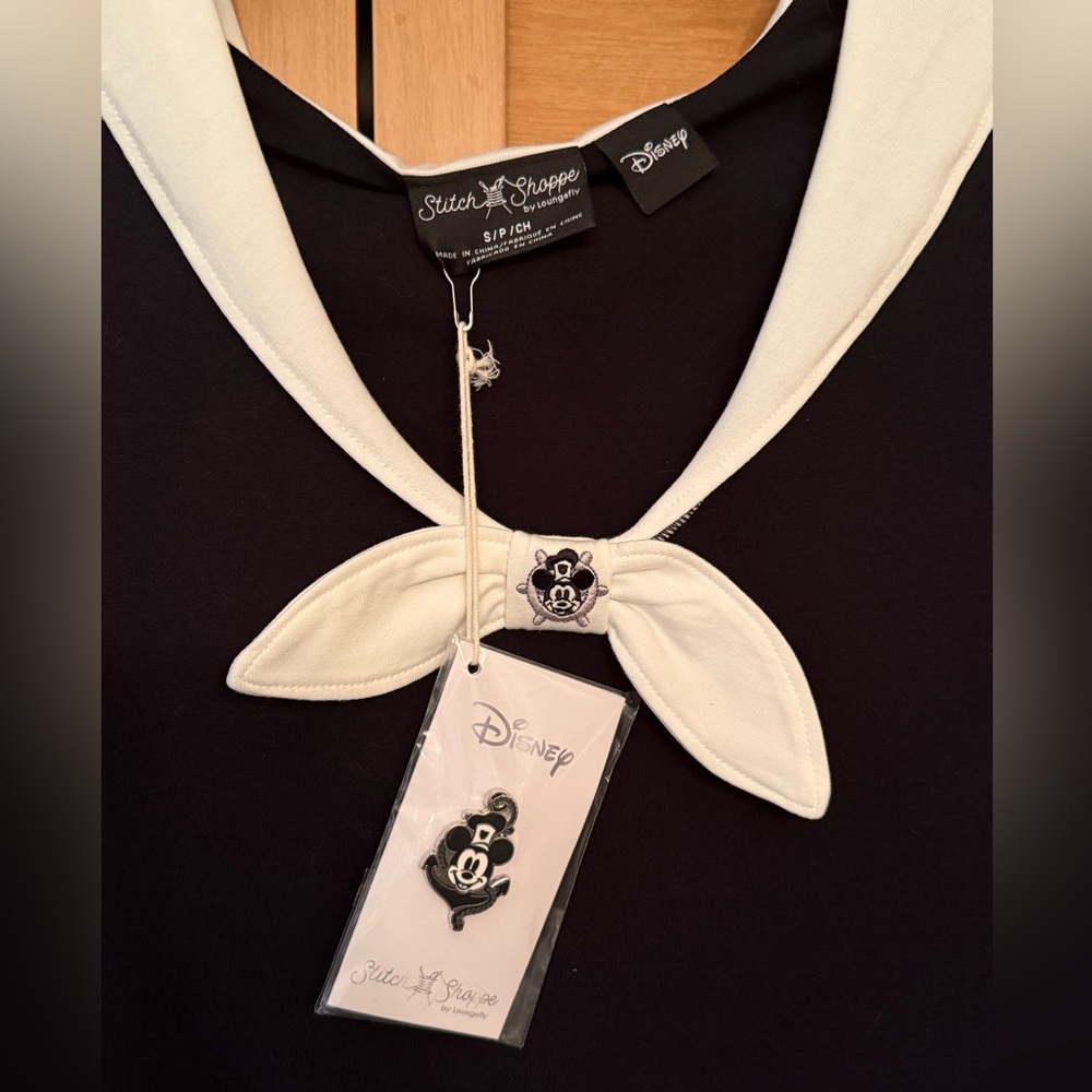 Stitch Shoppe Loungefly Disney Mickey Steamboat Willie Sailor Collar Shirt Pin - Picture 2 of 5